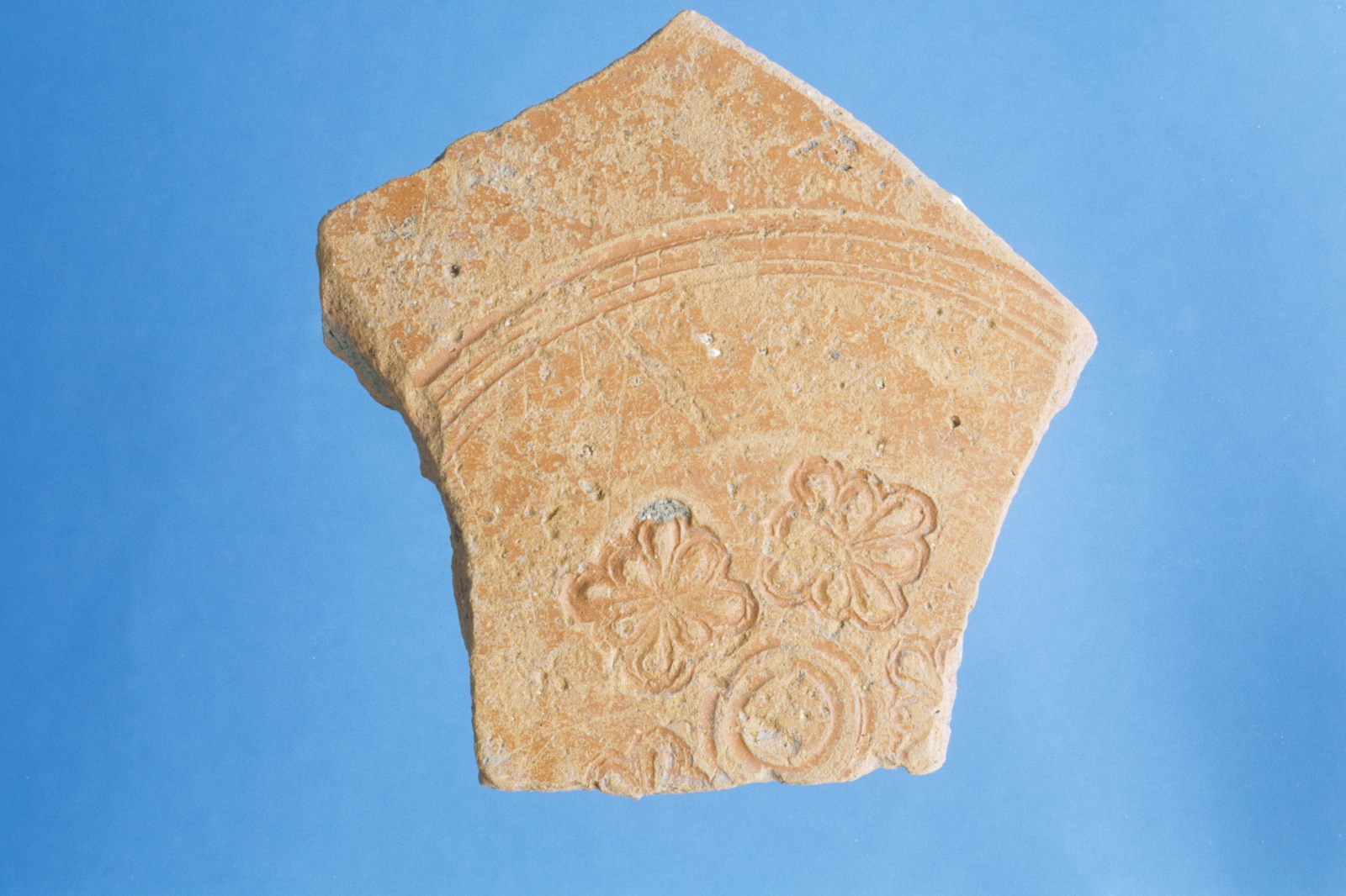 Fragment de fond de plat à décor estampé_0