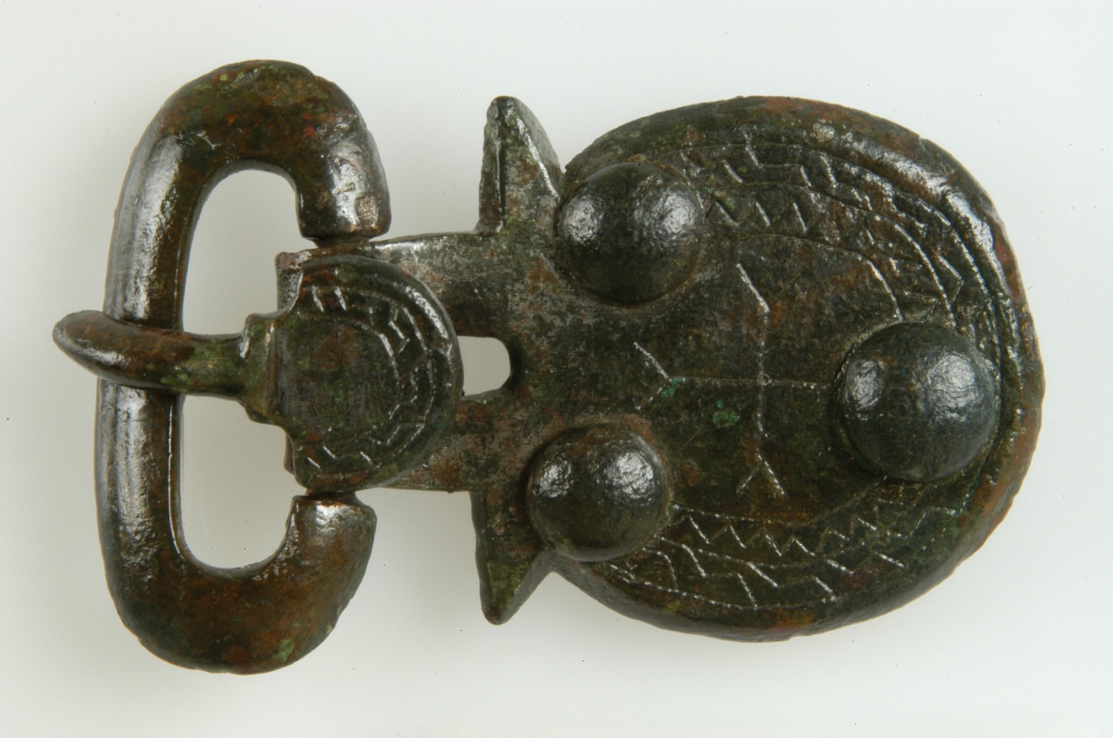 Plaque-boucle semi-circulaire à trois bossettes_0