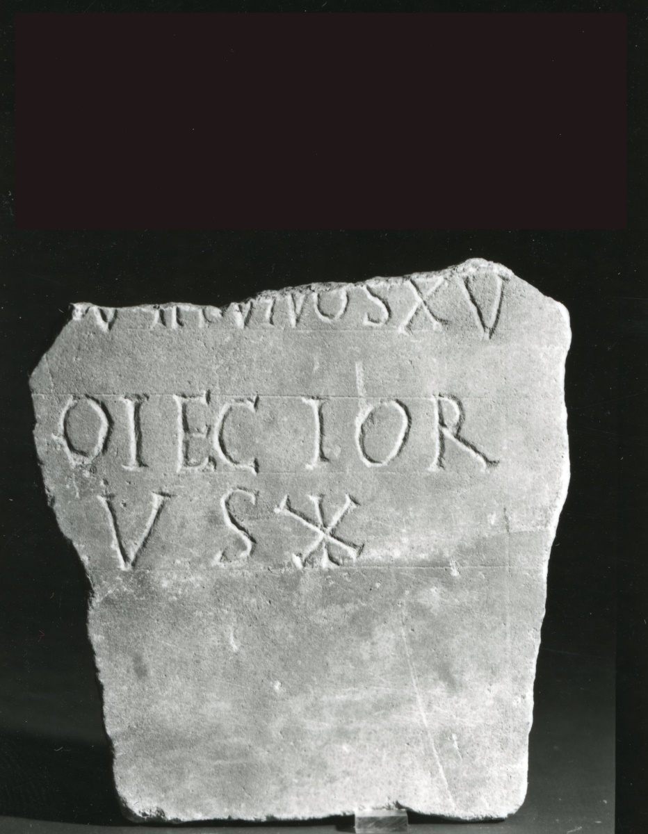 Plaque funéraire, fragment_0