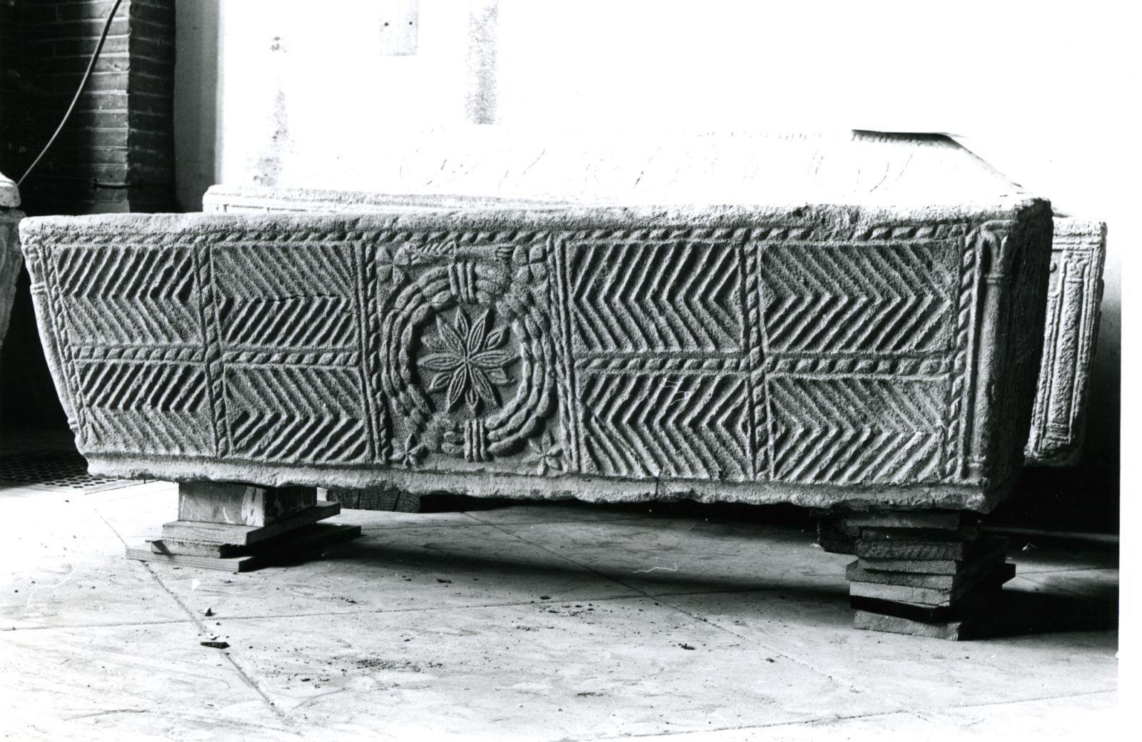 Cuve de sarcophage à chevrons et rosace dans une couronne honorifique_0