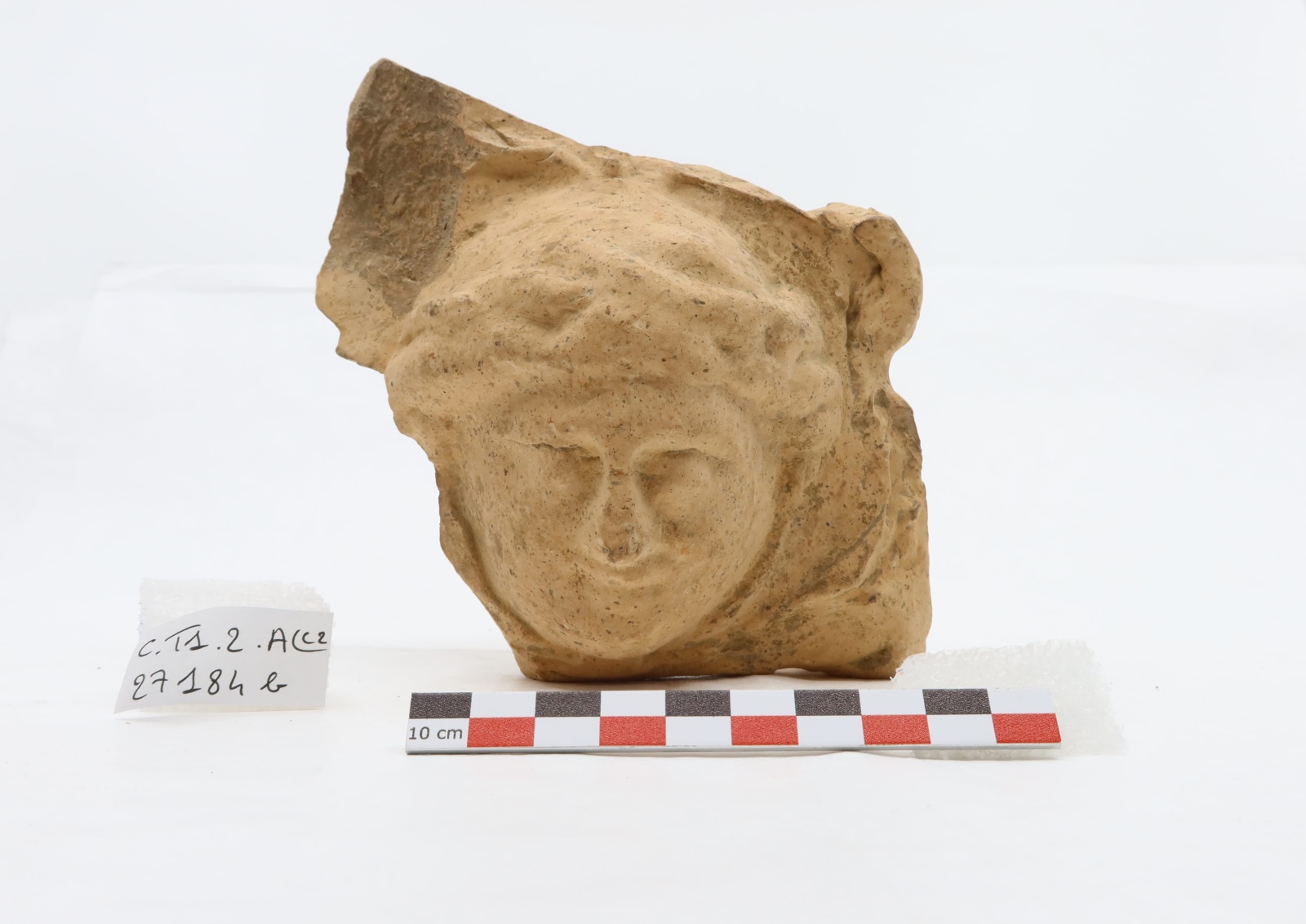 Antéfixe représentant une tête d'homme_0