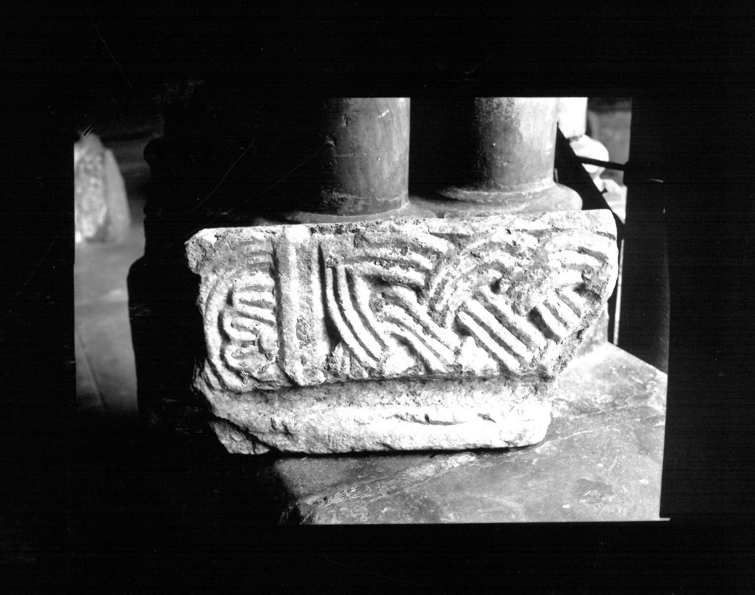 Fragment sculpté à décor d'entrelacs_0