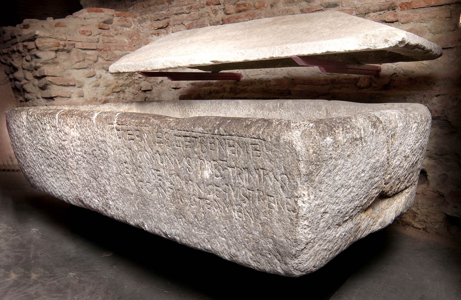 Sarcophage portant l'épitaphe du prêtre Sulinus_0