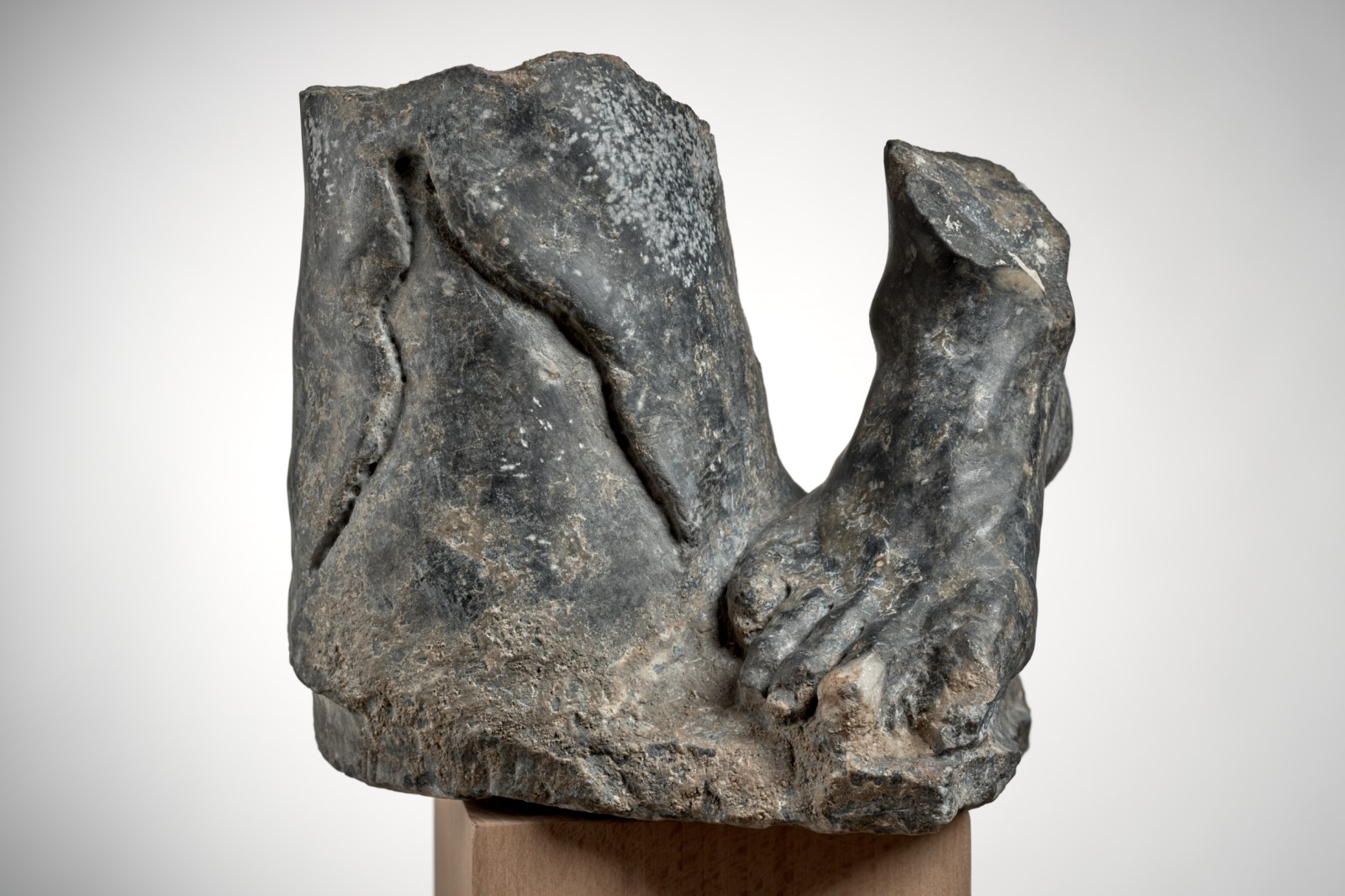 Pied en marbre noir ; Pied droit (ancienne désignation)_0