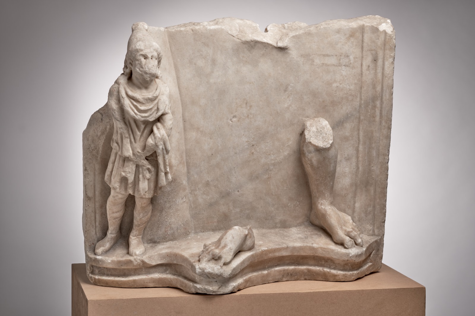 Attis et pieds d'un grand personnage_0