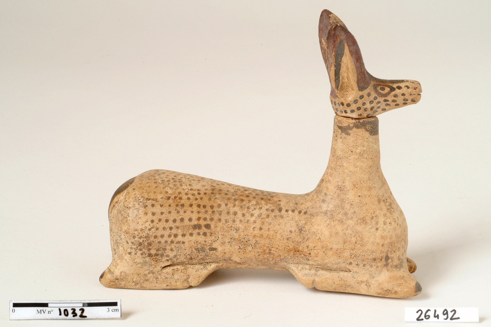 Aryballe zoomorphe en forme de faon couché ; Balsamaire plastique en forme de faon couché (ancienne désignation) ; Vase représentant une biche (ancienne désignation)_1