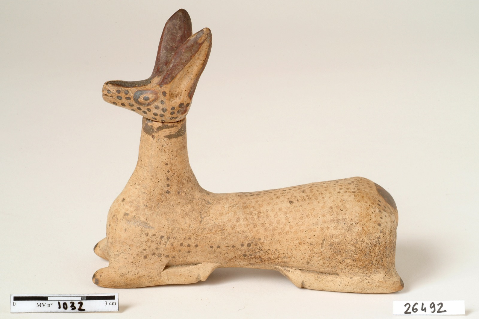 Aryballe zoomorphe en forme de faon couché ; Balsamaire plastique en forme de faon couché (ancienne désignation) ; Vase représentant une biche (ancienne désignation)_0