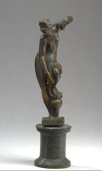 Baigneuse posant le pied sur un vase à parfum, Jean de Bologne