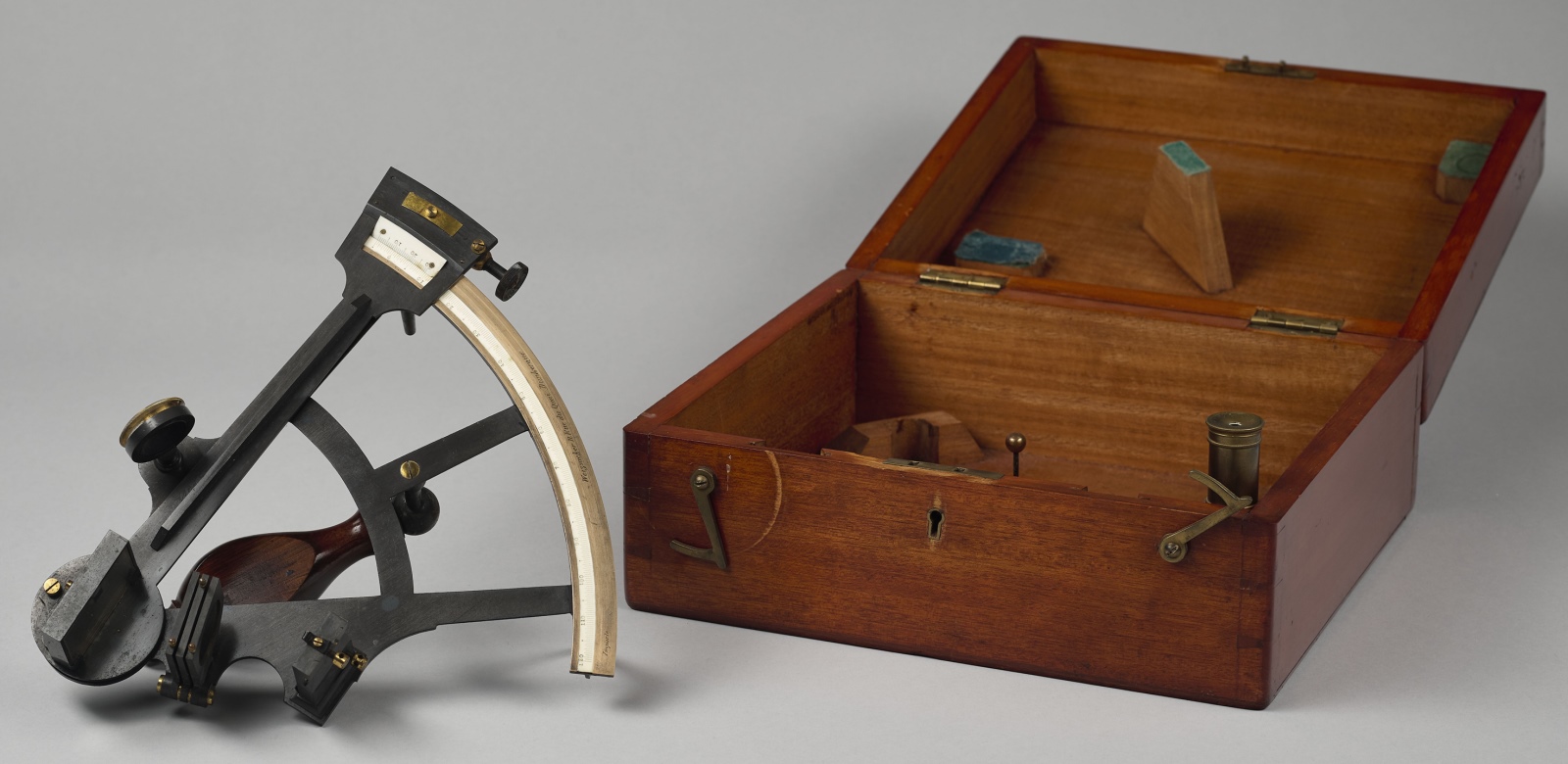 Octant dans sa boîte avec ses accessoires (Titre)_0