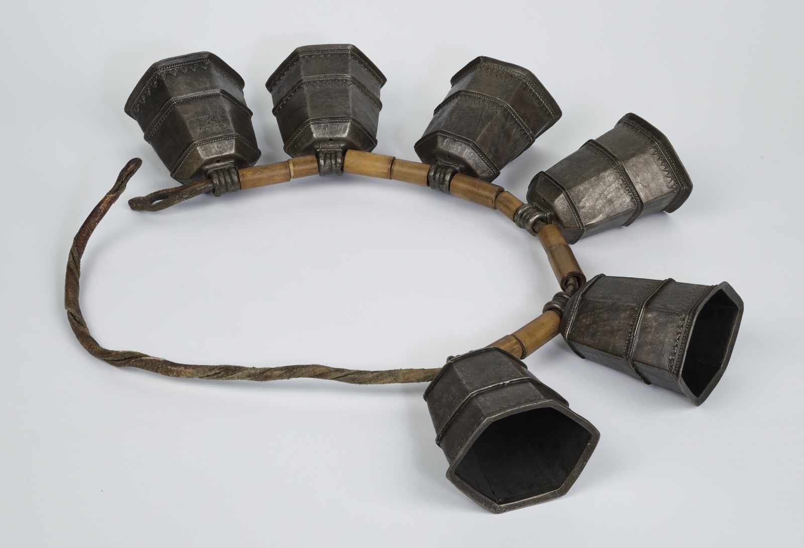 Collier de cloches à cheval ; Collier à clochettes (Ancien titre)_0