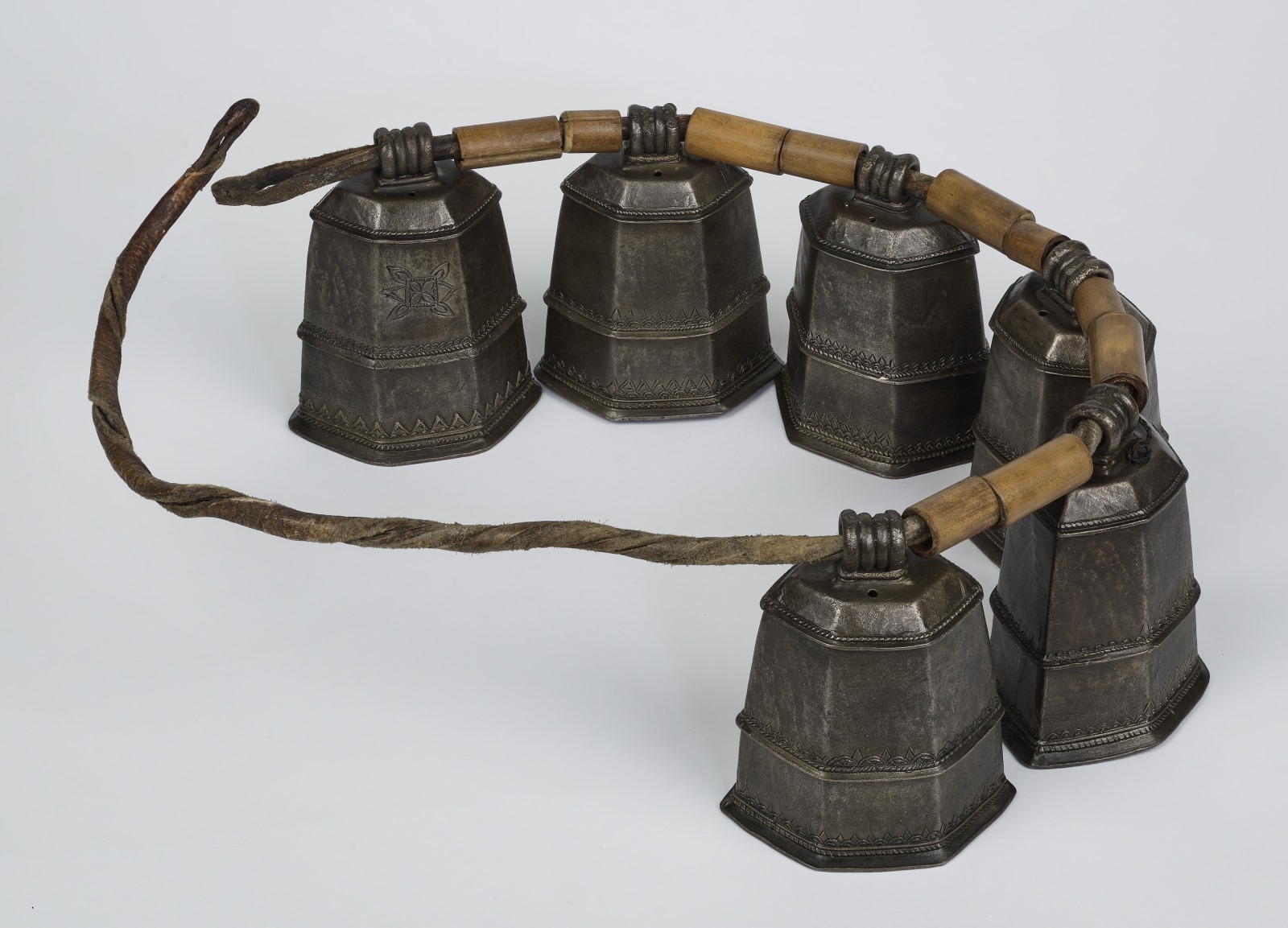 Collier de cloches à cheval ; Collier à clochettes (Ancien titre)_1