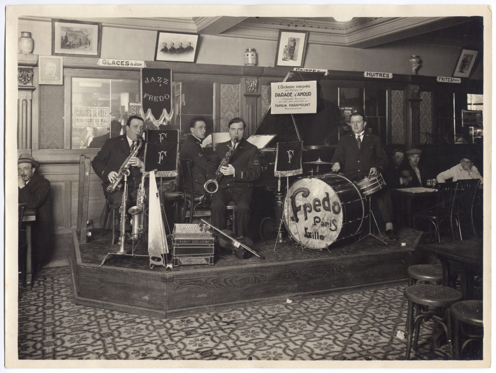 Orchestre jouant dans un café pour annoncer la sortie du film "Parade d'amour" (Titre factice), Jean Pasquero, 1930