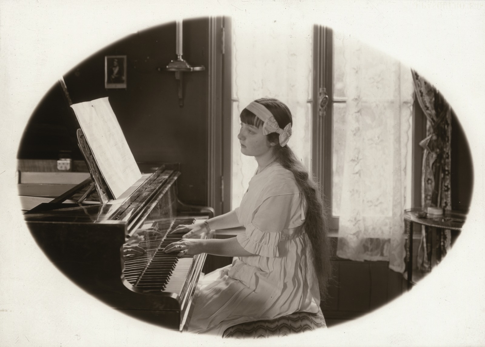 Portrait de Mademoiselle Germaine Conrad au piano ; Jeune fille au piano (Titre factice), Jean Pasquero, 1914