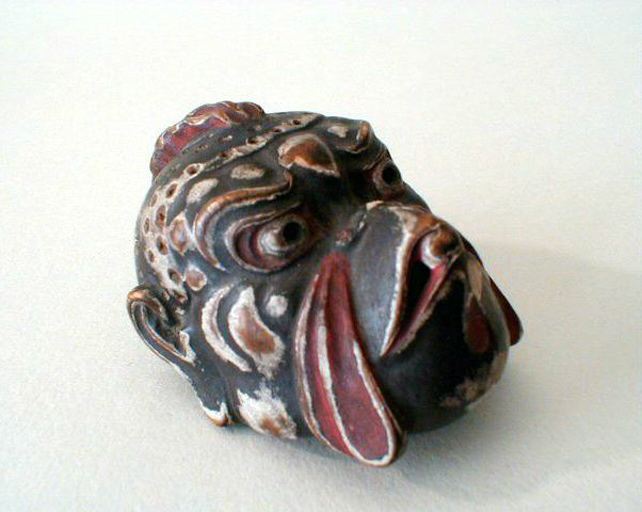 Netsuké en bois polychrome représentant un masque de tengu_0