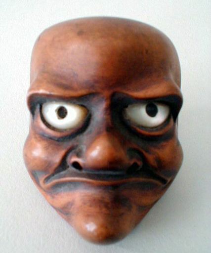 Netsuké en bois représentant un masque grimaçant_0