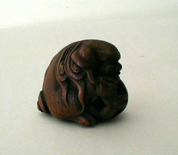 Netsuké en bois représentant Shishi_0