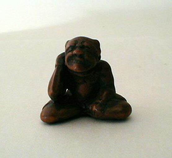 Netsuké en bois représentant un oni piqué par une guêpe_0