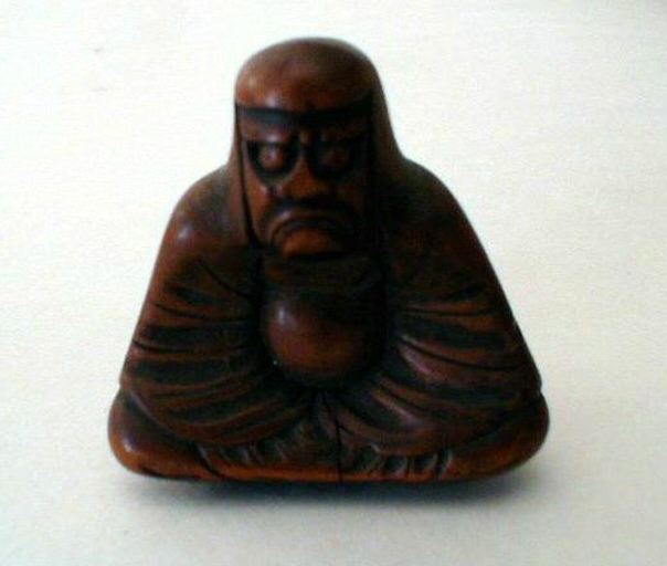 Netsuké en bois représentant Daruma en méditation_0