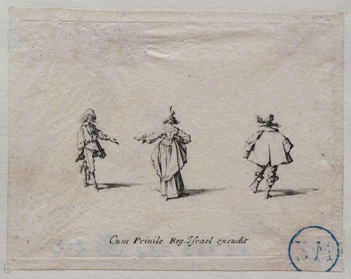 Une Dame, le poingt droit sur la hanche et la main gauche tendue, vue de dos entre deux hommes_0