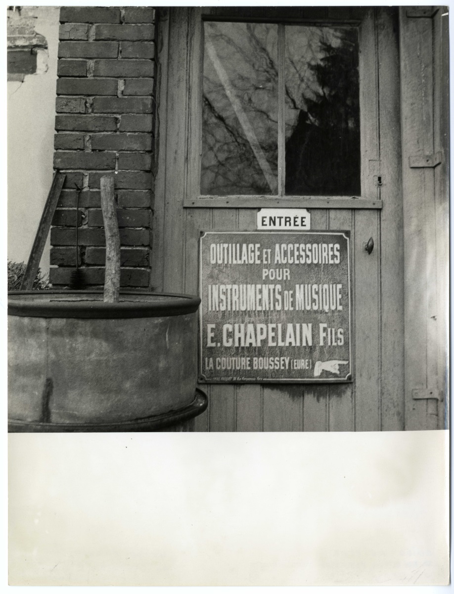Panneau sur la porte d'entrée de la manufacture E. Chapelain fils_0