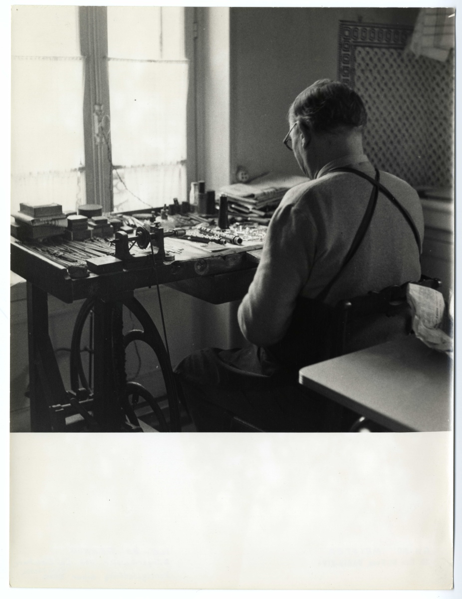 André Buffet dans son atelier, 1956