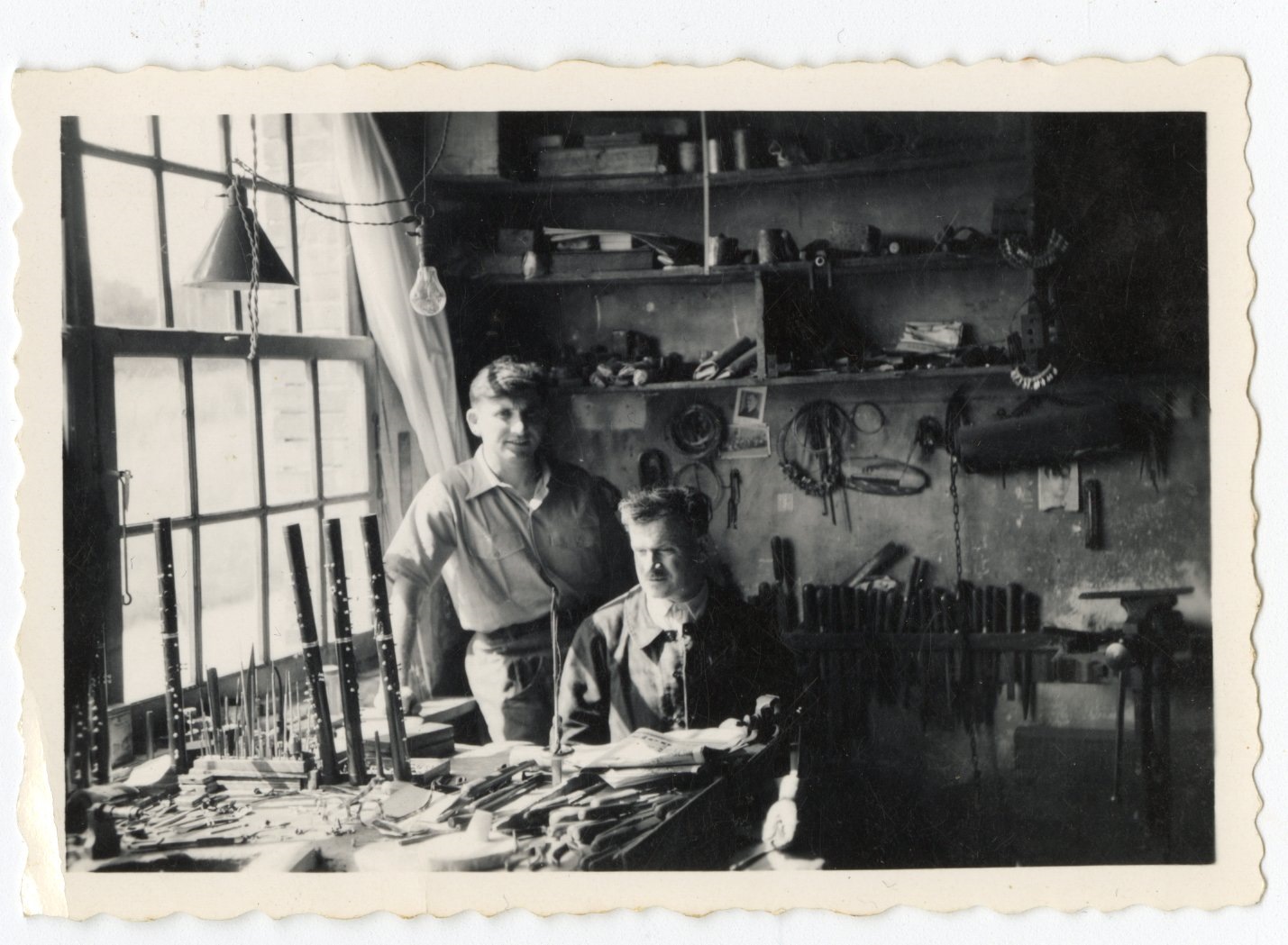 Auguste et Raymond Confolens dans leur atelier (titre factice), Années 1960 ? (Date de prise de vue)