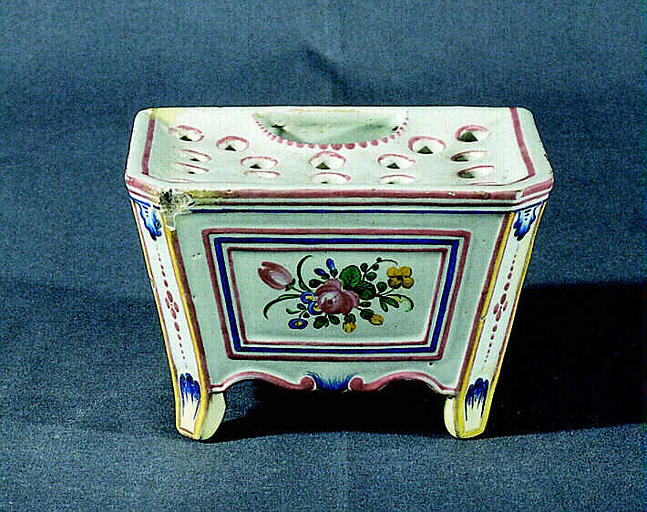 Pique-fleurs en forme de petite commode à pans coupés_0