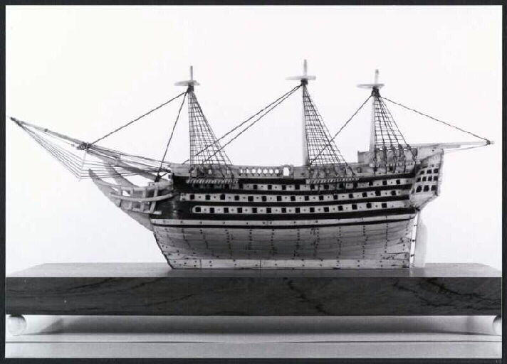 Maquette de bateau (coque développée), travail de ponton, socle_2