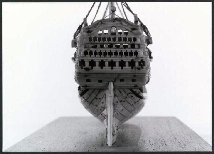Maquette de bateau (coque développée), travail de ponton, socle_3