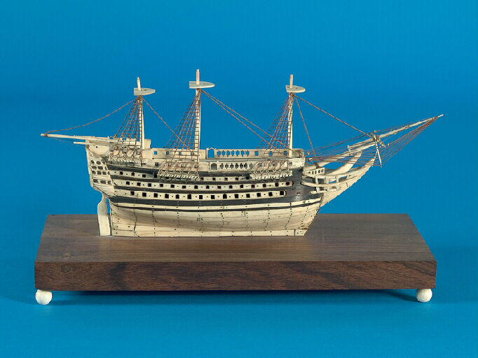 Maquette de bateau (coque développée), travail de ponton, socle_0