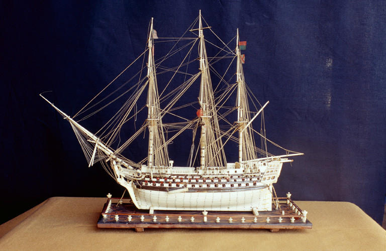 Maquette de bateau (coque développée), travail de ponton, socle_1