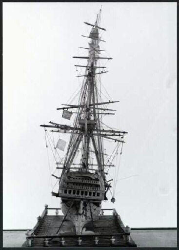 Maquette de bateau (coque développée), travail de ponton, socle_3