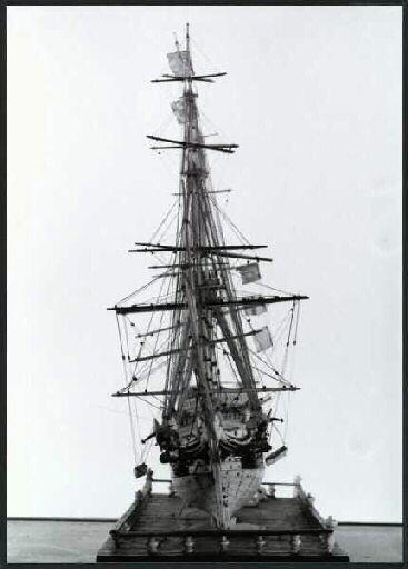 Maquette de bateau (coque développée), travail de ponton, socle_4