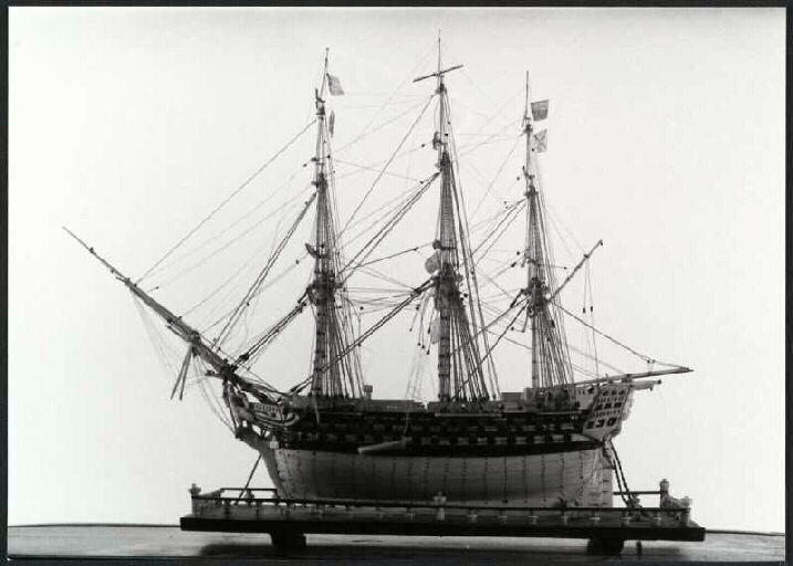 Maquette de bateau (coque développée), travail de ponton, socle_5