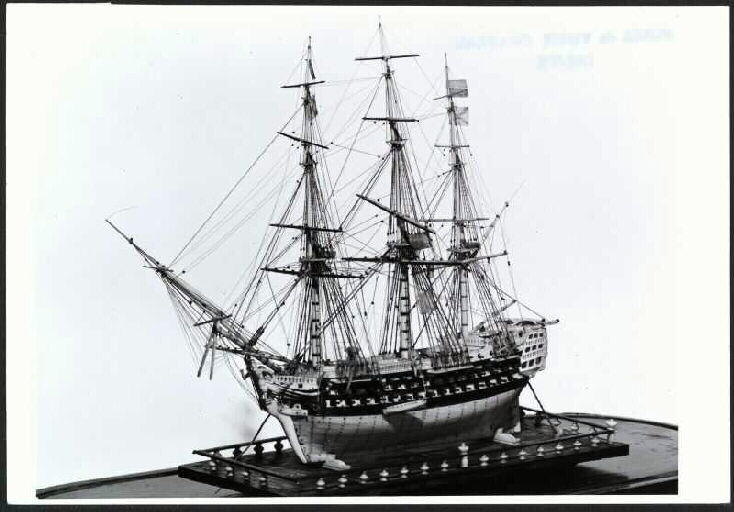 Maquette de bateau (coque développée), travail de ponton, socle_6