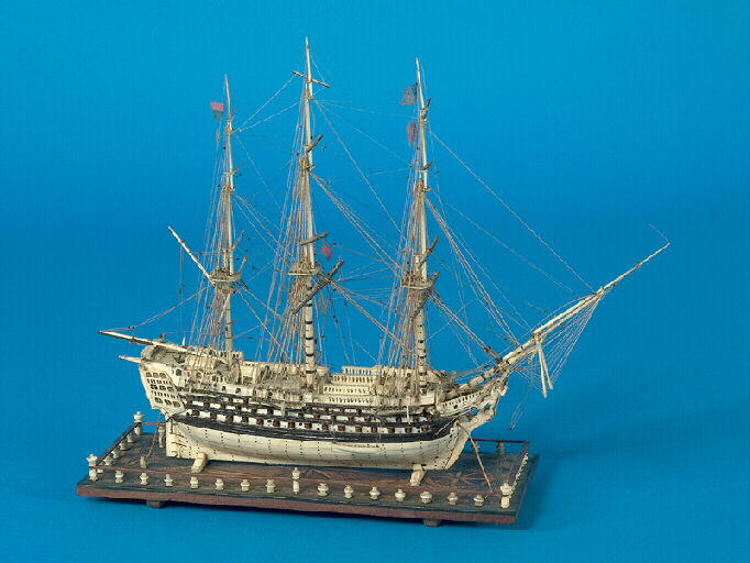 Maquette de bateau (coque développée), travail de ponton, socle_0