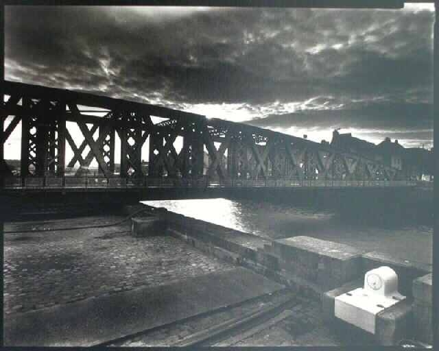 Pont en contre-jour, 11h ; Le pont tournant de Dieppe_0