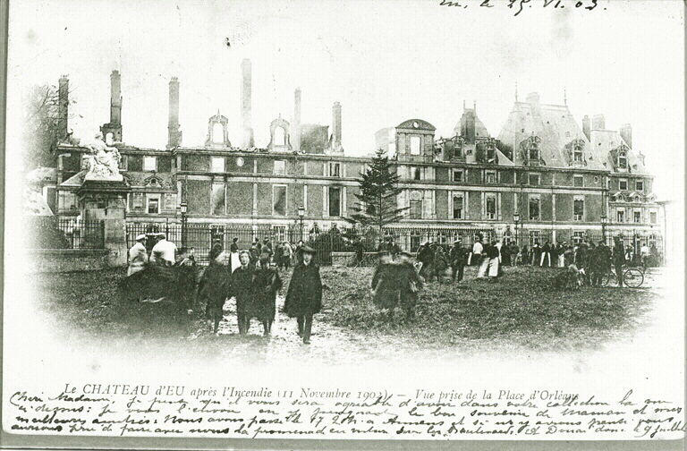 Le château d'Eu après l'incendie de 1902. Vue prise de la place d'Orléans_0