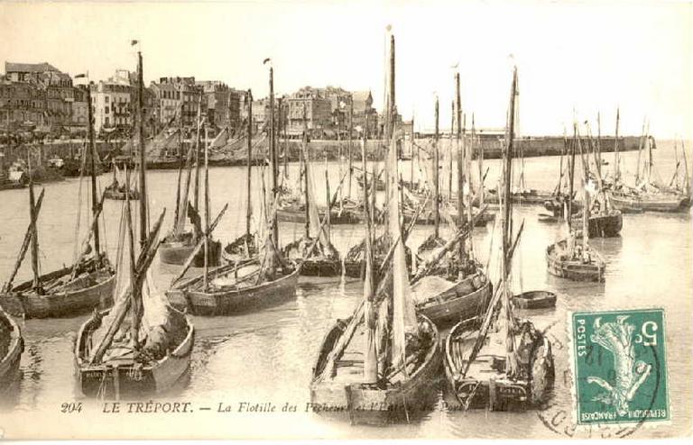 Le Tréport. La flotille des pêcheurs et l'entrée du port_0