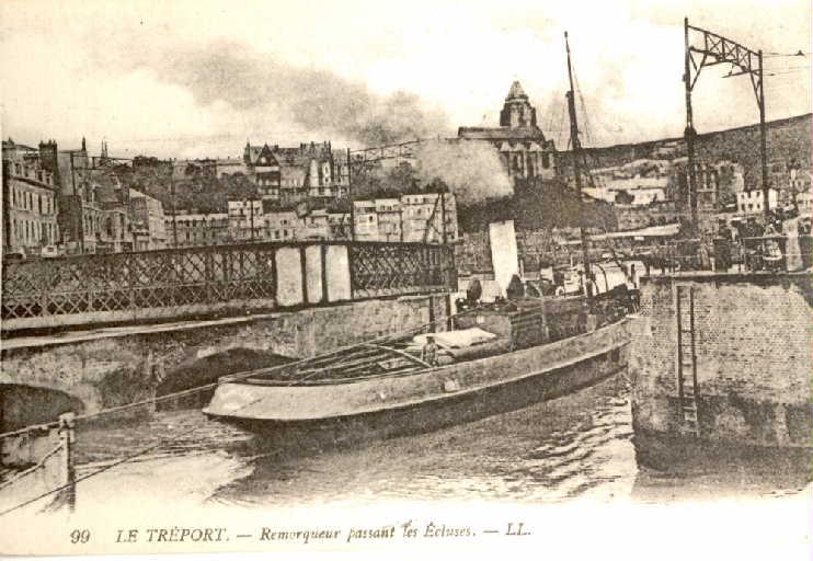 Le Tréport. Remorqueur passant les écluses_0