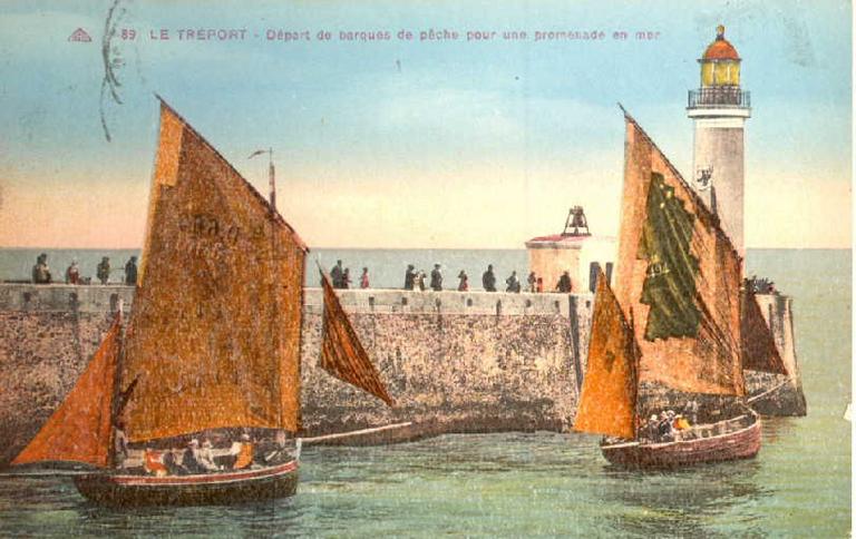 Le Tréport. Départ de barques de pêche pour une promenade en mer_0