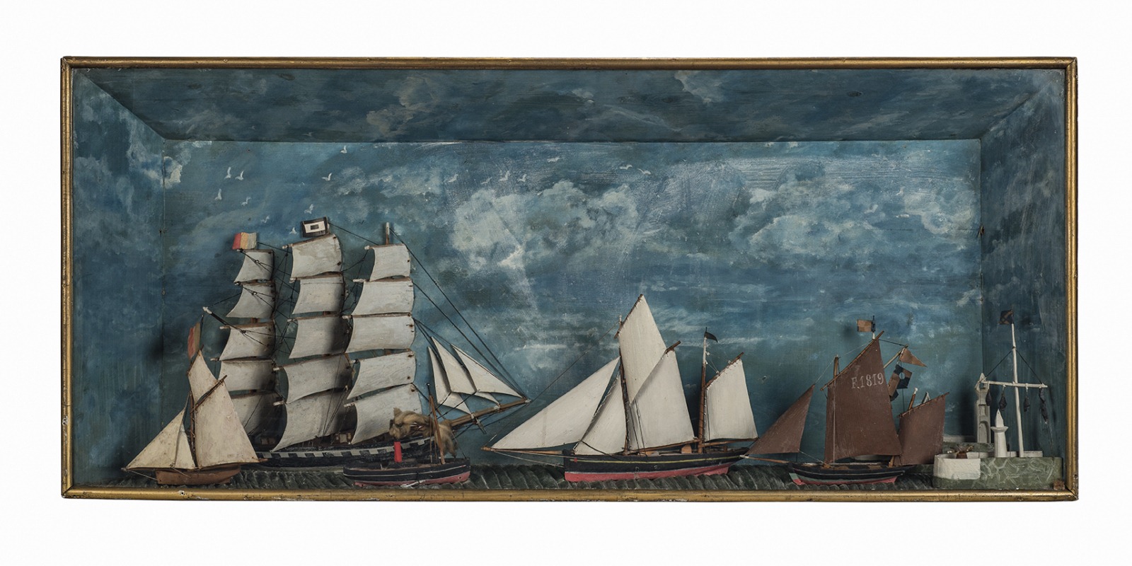 Cinq bateaux devant le port de Fécamp_0