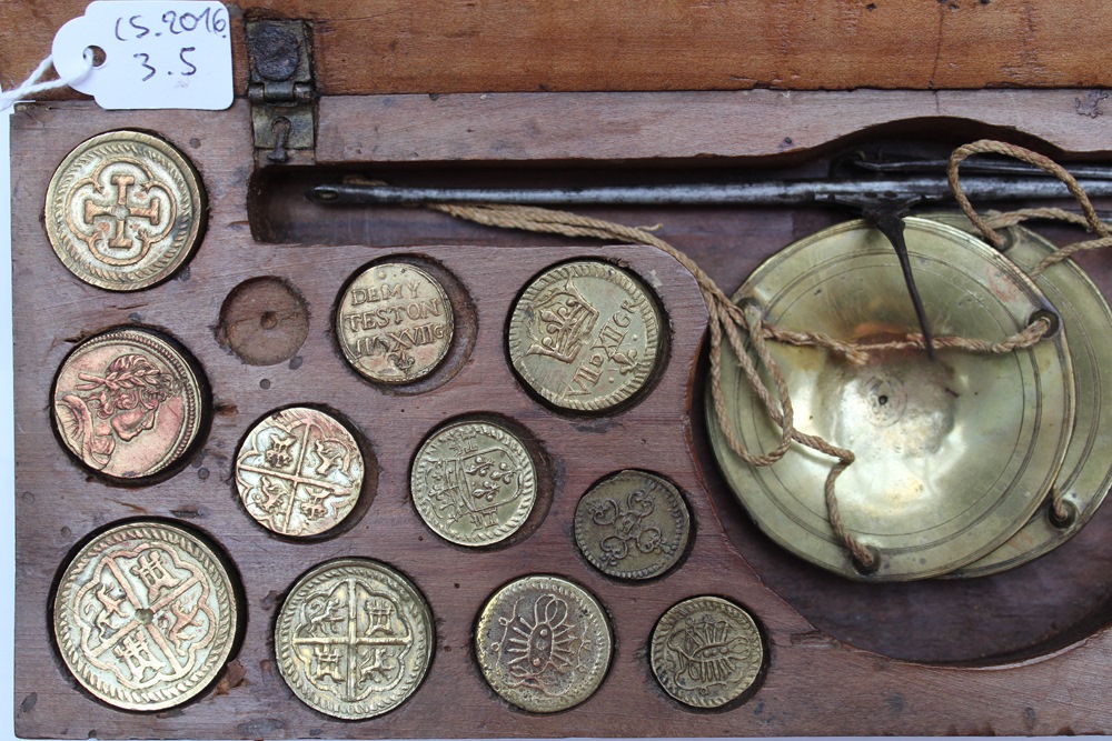 Boîte, balance, poids monétaire_2