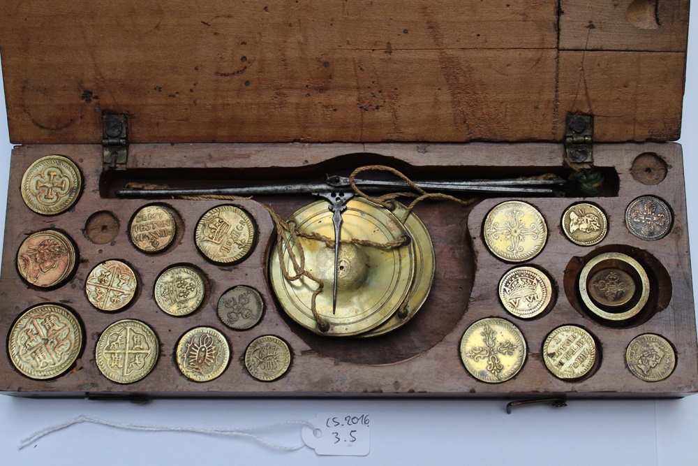 Boîte, balance, poids monétaire_0