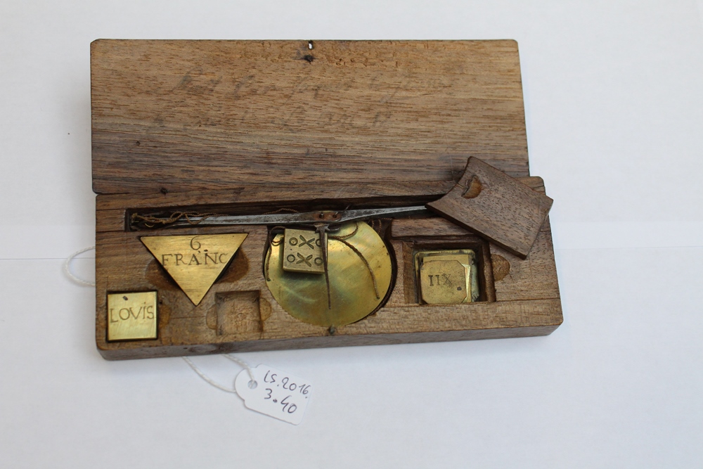 Boîte, balance, poids monétaire_0
