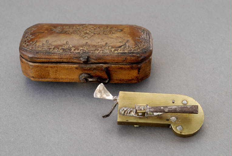 Flamme à saignée, étui_0