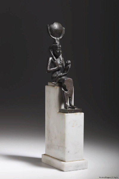 Isis allaitant Horus