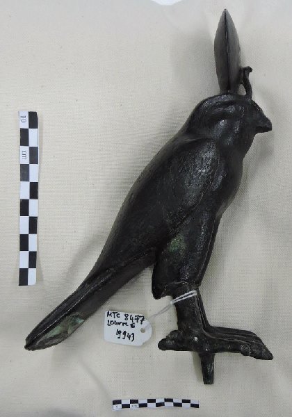 Statuette de faucon surmonté du disque solaire ; Statuette de faucon, Egypte, Basse Epoque (750-332 av JC)