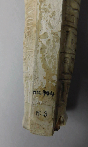 Serviteur funéraire royal (fragment) ; Buste d'ouchebti de roi (Psammetique 1er ?)_1