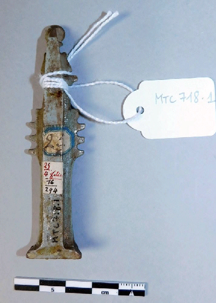 Amulette en forme de pilier djed ; Pilier djed surmonté de la couronne atef_1
